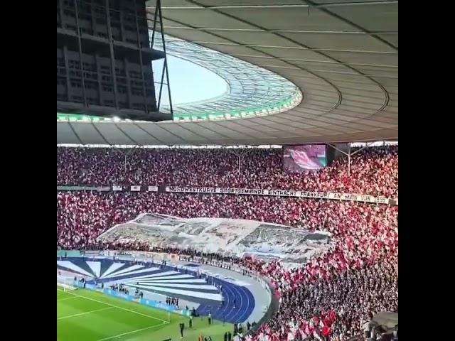 Eintracht Frankfurt mit einer großen Zweiteiligen Choreografie im #DFBPokal Finale gegen RB Leipzig