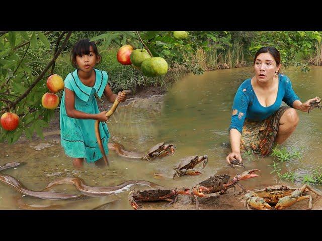 Mother & daughter catch crabs & eel –Stir fry crab spicy & Steamed eel with flower banana for dinner