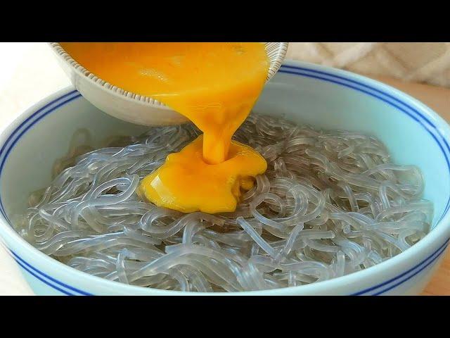 Beat 3 eggs in the vermicelli