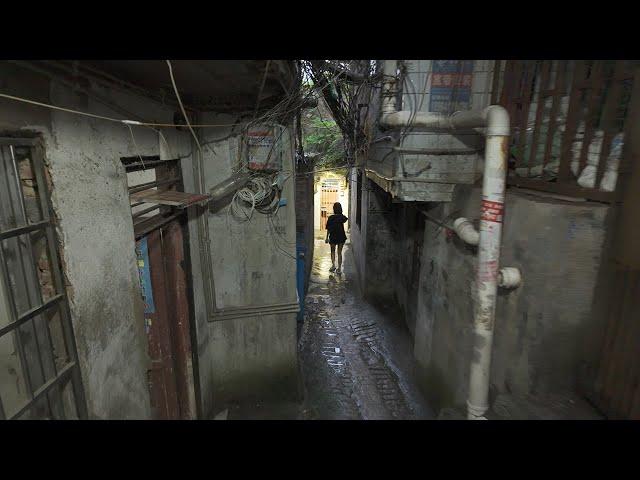 China's Urban Village Walk. Dark alleys and shabby noisy streets. Meikuang Village, Guiyang City・4K