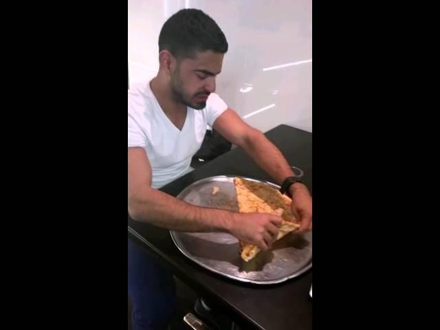 אוכל מגש פיצה בפחות מ-10 דקות!