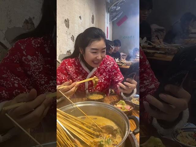 Let's see if you still look at your phone while eating next time. Li Dajun