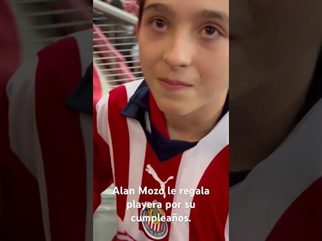 Alan Mozo le regala playera a niño por su cumpleaños. #Chivas vs #pumas #ChivasVsPumas #futbol