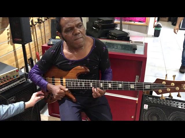 Fodera Elite Emperor Deluxe 5 strings ( Leny Pur Pick ups) played in a Bass Center