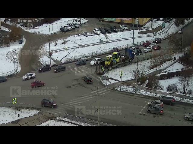 В Каменске-Уральском большегруз снес дорожное ограждение и уехал