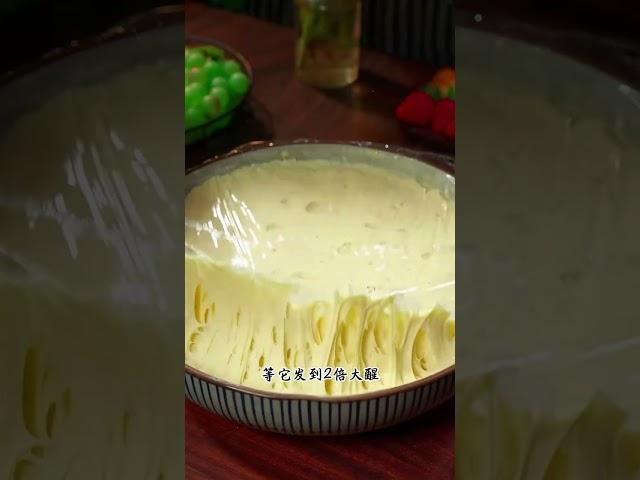 姐妹们看好了，把牛奶倒进小米里面，出锅就是一道健康又营养的经典美食，吃起来松软香甜，营养又美味
