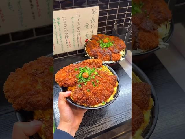 ジューシーなロースを使用したデカ盛りカツ丼！半熟卵を敷いたカツ丼と濃厚ソースカツ丼の好きな方を選べるシステム【豚大学とんかつ学部：神保町】