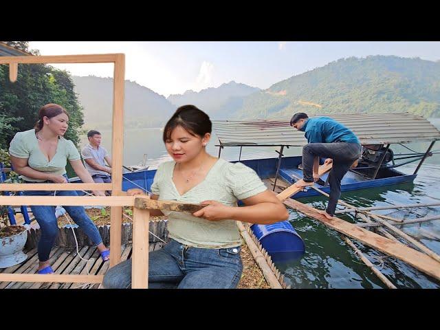 The girl repaired the floor of the floating flower garden, made a table, and a makeup mirror.