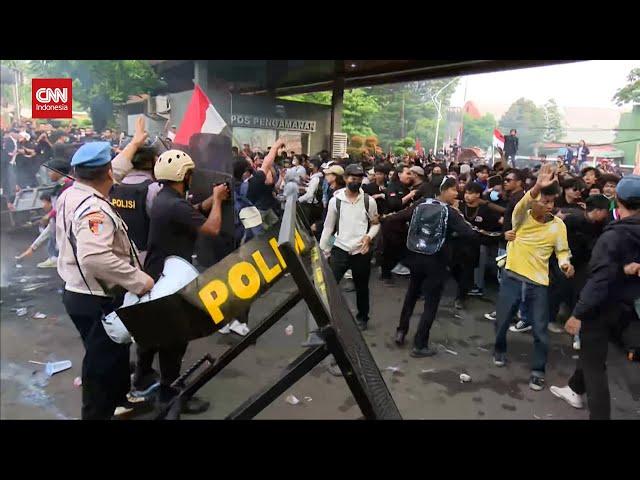 Demo Memanas, Pagar Belakang Gedung DPR Jebol