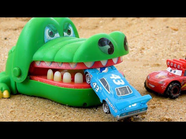 Rescue cars from toy crocodiles with police cars - Toy car story