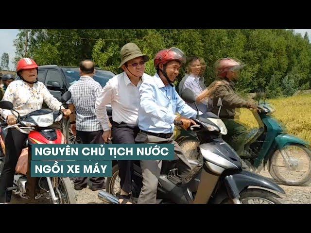 Nguyên chủ tịch nước ngồi xe máy đi kiểm tra cầu và trao quà cho học sinh