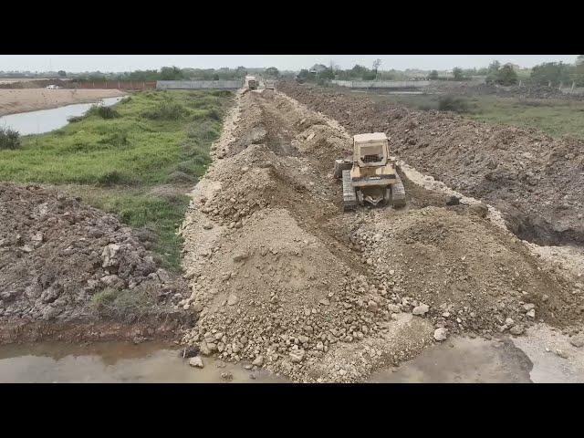 Excellence Village Road Building Skill Operator Bulldozer Push Clearing Dirt Stone 25ton Truck