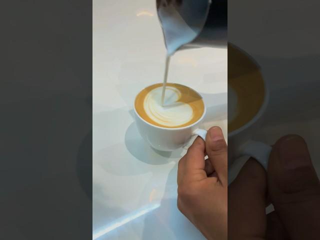 CLASSIC LATTE ART TULIP POUR️The secret to clean Tulip stacks#tulip #art #coffee #latteart #barista
