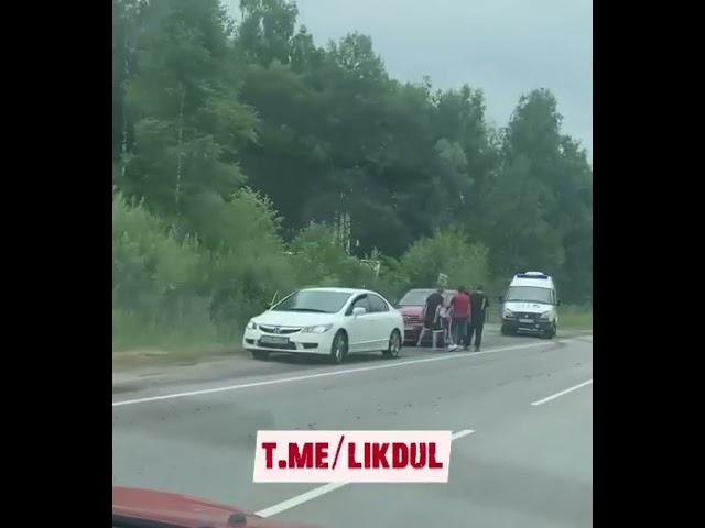 Поворот на Губино . У женщины похоже белая горячка, сидела на дороге прямо посередине и плакала