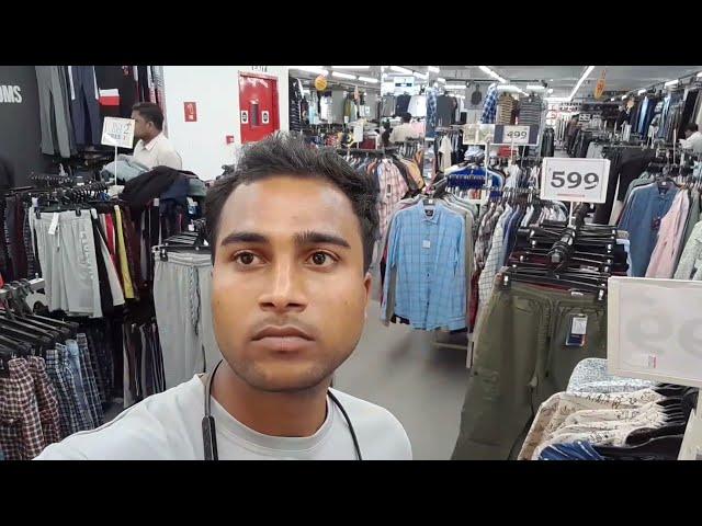 morena ka  V  Mart  me shoping karte huye