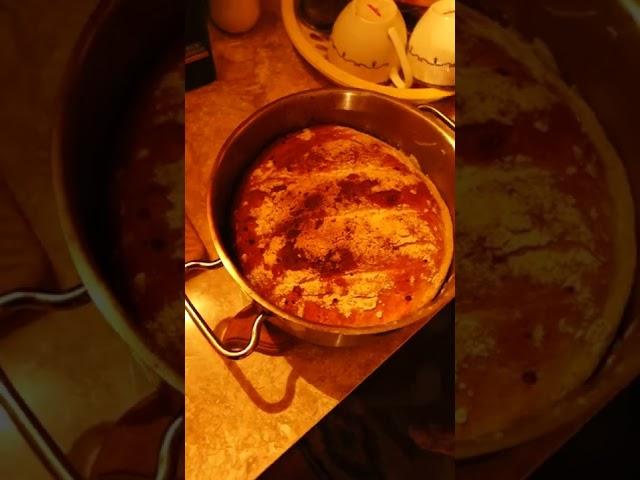 Живёт одна на краю села и готовит хлеб в печи.