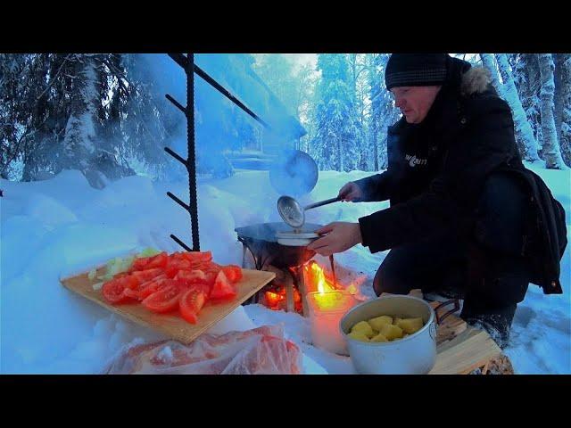Домик в тайге! Живём в избушке, охотимся и рыбачим. Кум добыл мясо! Готовим в казане на костре!