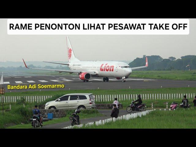 Pesawat Lion & Batik Take Off Di Pinggir Jalan Raya Bandara Adi Soemarmo Solo Sore Hari