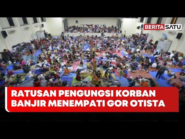 Ratusan Pengungsi Korban Banjir Menempati GOR Otista | Beritasatu