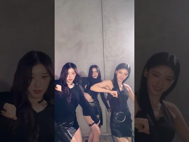 ‍⬛ .⸝⁺ #ITZY #MIDZY #YEJI #예지 #RYUJIN #류진 #CHAERYEONG #채령