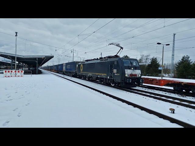 Beacon ES 64 F4 fährt mit Autohupe durch Schönefeld