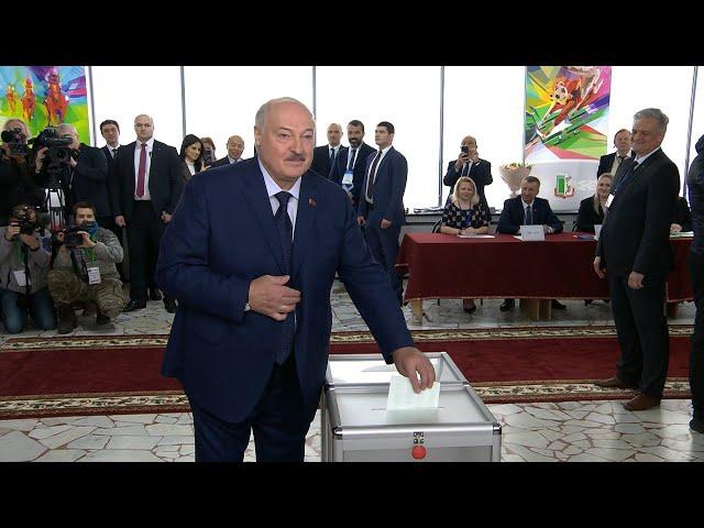 Лукашенко: Слава Богу, выборы сегодня, хоть паспорт подержал!