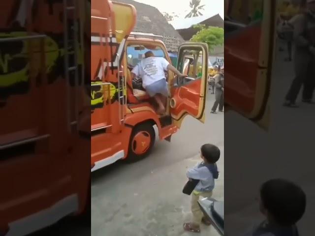 jangan ditiru !!! Aksi Sam Telo Pada Saat Karnaval - Truk HRJ jalan Sendiri