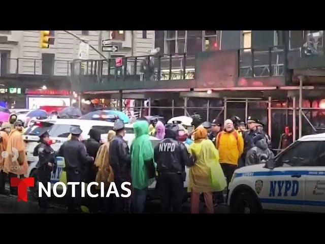 Una intensa lluvia y una manifestación no empañaron el desfile anual de Macy's | Noticias Telemundo