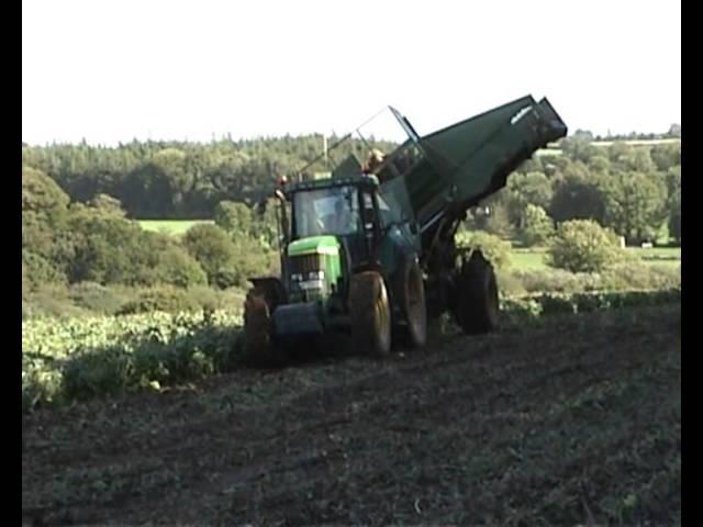 John Deere 7810 lifting beet