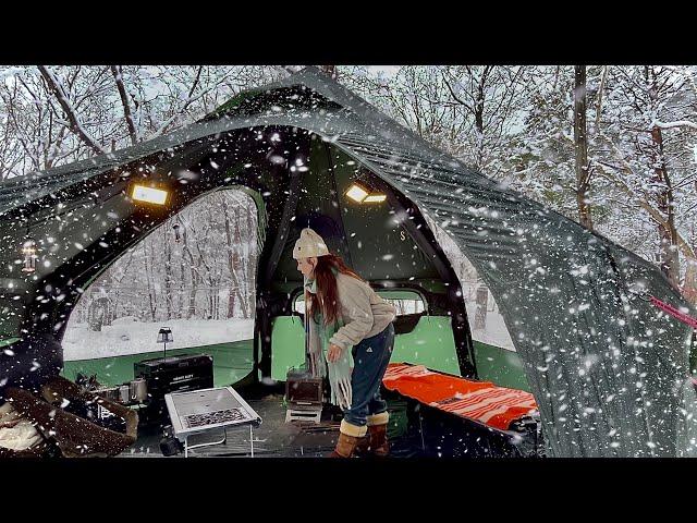 Heavy snow camping in 9kg inflatable hot tent alone relaxing - snowfall - ASMR