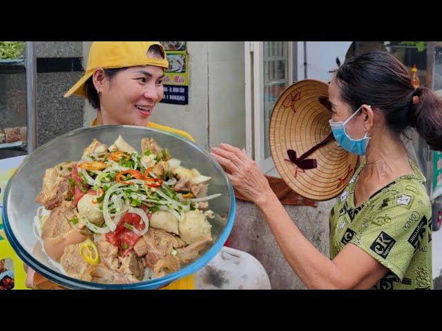 GỌI HẾT ĐỒ Ở QUÁN BÚN BÒ,NGA SUMO CÒN MUA THÊM TOPPING NGOÀI CHỢ VÌ SỢ  KHÔNG CÒN ĐỒ ĂN