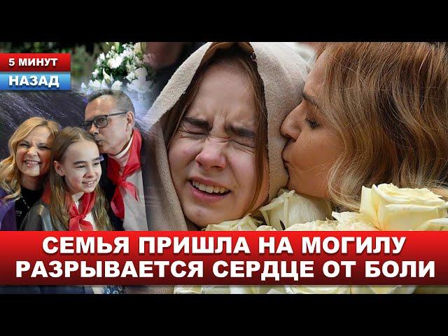 "На могиле ТЫСЯЧИ БУКЕТОВ" Вдова Левкина вернулась на его могилу и горько плачет