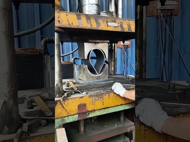 Steel plates become round tubes, the high-pressure pressing process is shockingly revealed!
