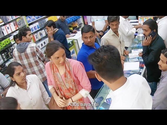 Deepika Padukone Surprise Visit At A Mobile Shop And Nobody Recognises Her | Chhapaak Movie