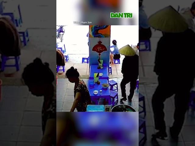 Cụ bà câm điếc cầm 10.000 đồng vào ăn bún và hành động bất ngờ của chủ quán