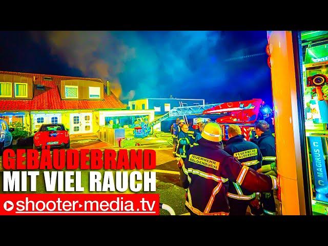   Gebäudebrand mit viel Rauch   |   Feuerwehr im Großeinsatz    - Löscharbeiten