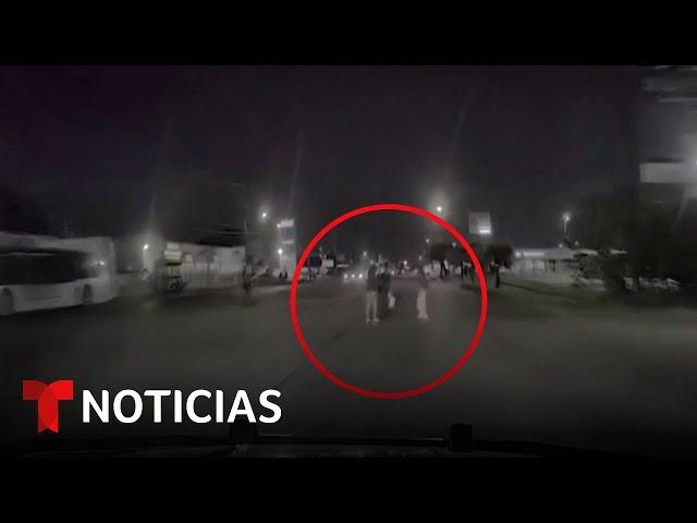 "¡Mataron a mi mamá!": revelan video de una patrulla que embistió a una familia | Noticias Telemundo