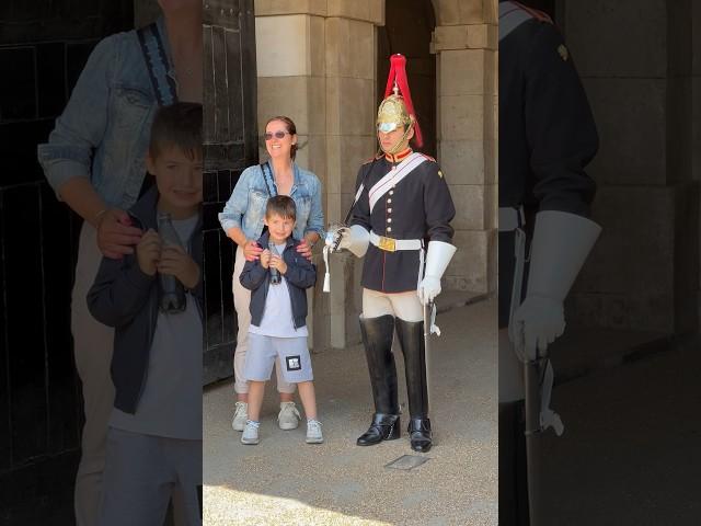 Kindness of This King’s Guard is BRILLIANT #kingsguard #horseguardsparade #londonwalk #thekingsguard