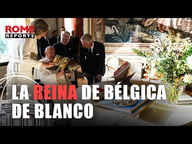 La reina de Bélgica usa el privilegio de poder ir de blanco ante el papa