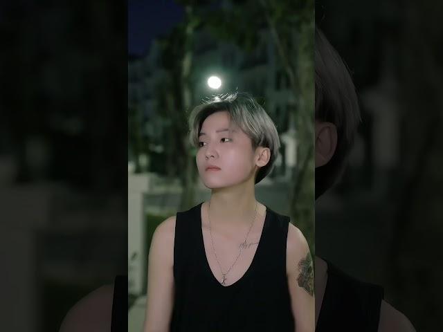 Cô ấy luôn âm thầm dõi theo