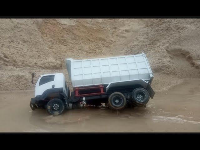 Rc truk terjang banjir dan terguling?