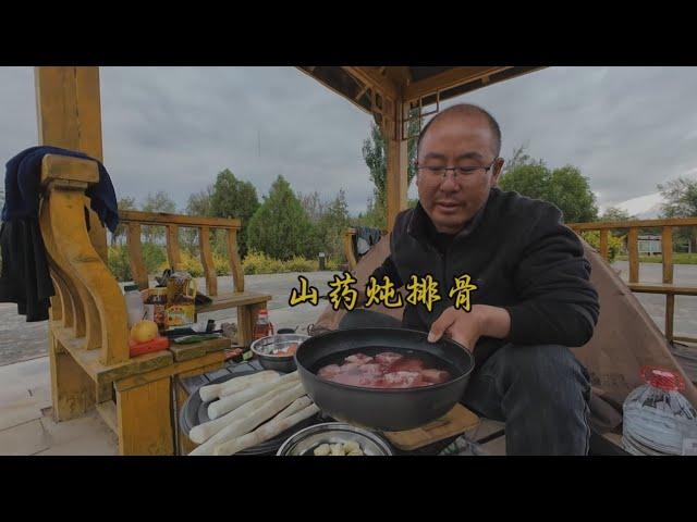 骑行内蒙古，在阿拉善右旗县城找到合适露营地休整，做山药炖排骨【老叶的骑行日记】