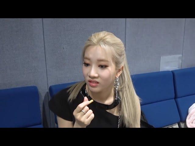 Kim Lip has war flashbacks about Cocomong while eating snacks