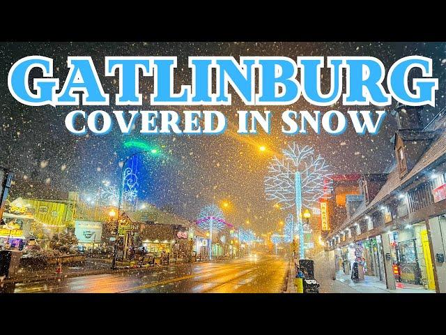 A HALLMARK SNOWY NIGHT IN GATLINBURG, TN | WALKING THE STREETS | NO CROWDS | ACTIVE SNOWFALL