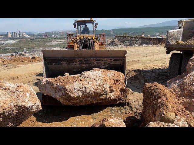 Caterpillar 992B Wheel Loader Loading Huge Rocks On Dumper