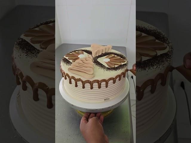 tortas decoradas con crema moca y oreo molido