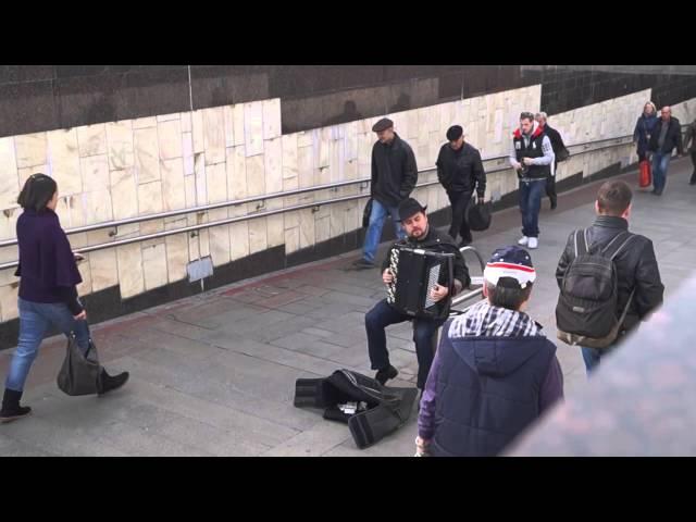 Russian famous accordion player earned more playing in metro than American famous violinist! (БАЯН!)