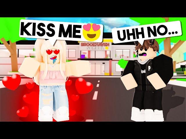 WEIRD GIRL Tries To ONLINE DATE Me.. (Brookhaven RP)