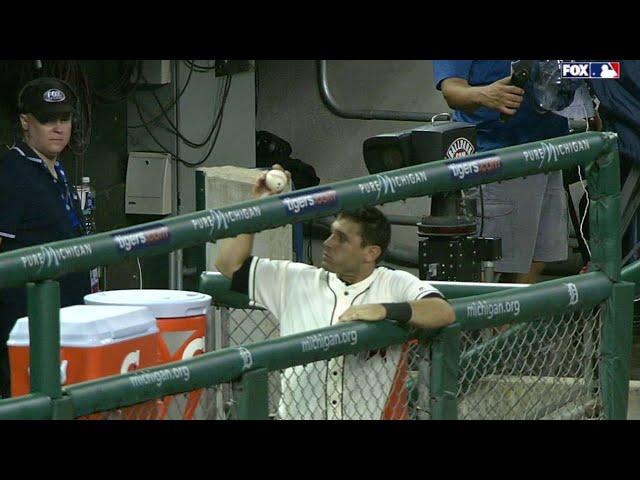 CLE@DET: Kinsler barehands a foul ball in the dugout