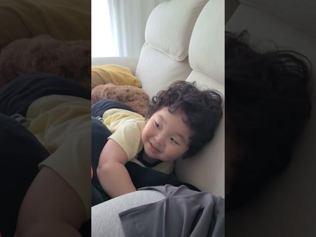 엄마 엉덩이 밑에 누우면 생기는 일 #육아 #일상 #32개월 #끝까지엄마엉디밑에있음 #쓰러진경찰차진짜안가지고놈